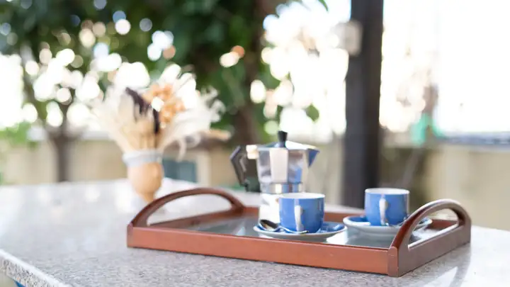 Vassoio con caffettiera e tazzine