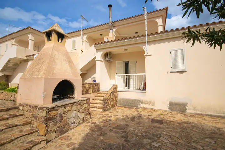 Cortile in pietra con forno a legna