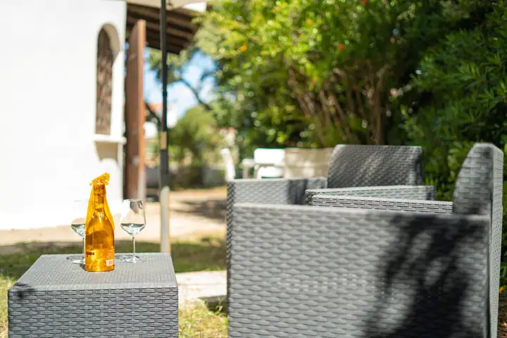 Salottino in giardino all’ombra degli alberi