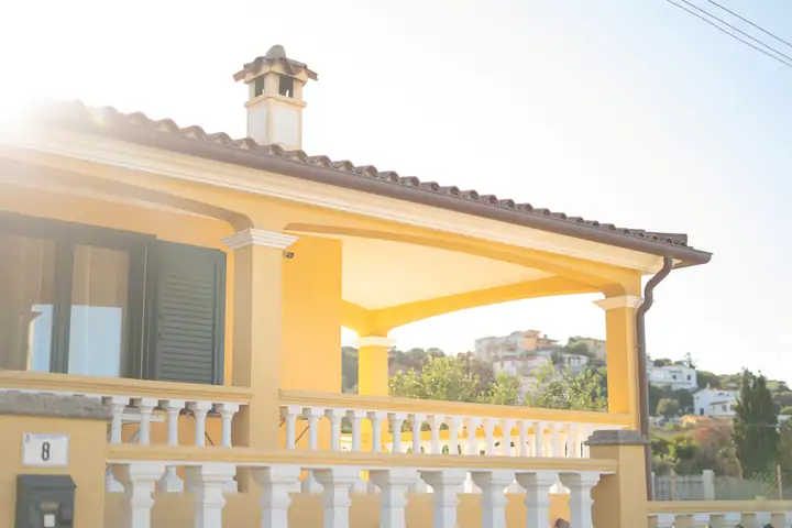Loggia con colonne e vista sulle colline