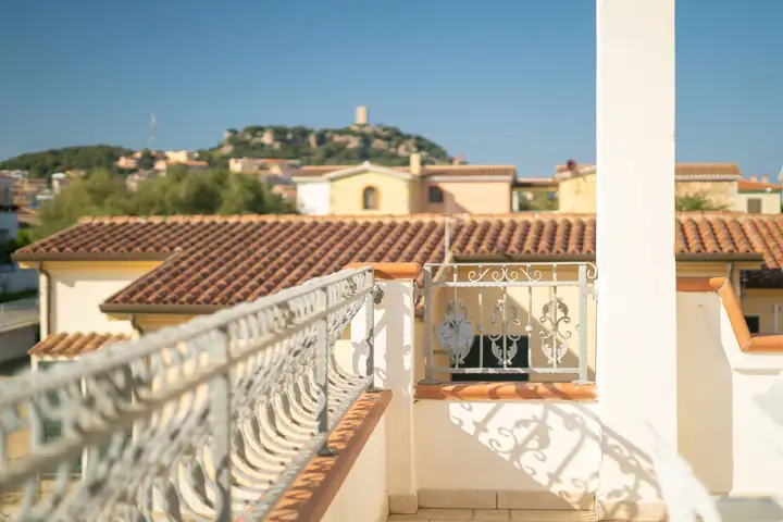 Terrazza con balaustra e vista sul paese