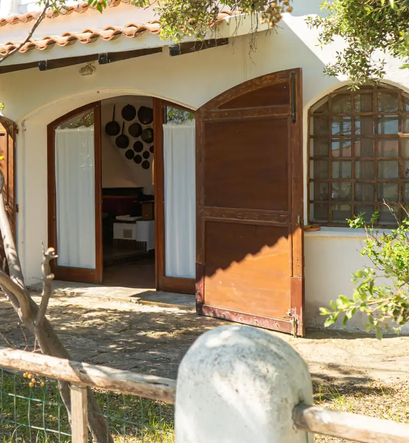Ingresso di una casa con porte ad arco in legno