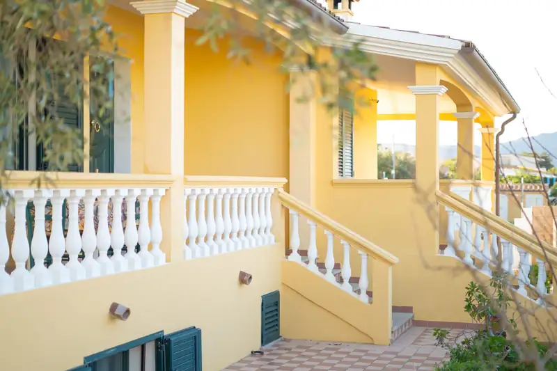 Casa gialla con veranda, vista dal vialetto